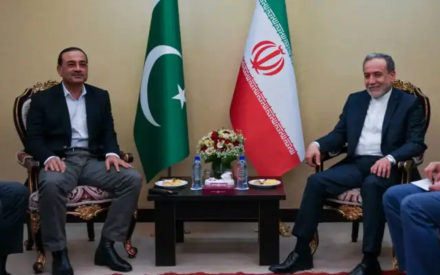 Cette photo de presse prise et diffusée par le ministère iranien des Affaires étrangères le 23 mai 2026 montre le ministre iranien des Affaires étrangères, Abbas Araghchi (à droite), en rencontre avec le chef de l'armée pakistanaise, Syed Asim Munir, à Téhéran. (Crédit: Ministère iranien des Affaires étrangères / AFP)