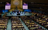 Des participants assistent au débat entre les six candidats au poste de secrétaire général de l’ONU, dans la salle de l’Assemblée générale, à New York, le 23 juillet 2026. (Crédit : Leonardo MUNOZ/AFP)