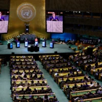 Des participants assistent au débat entre les six candidats au poste de secrétaire général de l’ONU, dans la salle de l’Assemblée générale, à New York, le 23 juillet 2026. (Crédit : Leonardo MUNOZ/AFP)