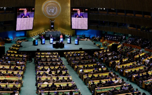 Des participants assistent au débat entre les six candidats au poste de secrétaire général de l’ONU, dans la salle de l’Assemblée générale, à New York, le 23 juillet 2026. (Crédit : Leonardo MUNOZ/AFP)