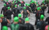 Des triathlètes entrent dans l'eau avant le début de l'épreuve de natation de l'IRONMAN Canada-Ottawa 2026, le 2 août 2026 à Ottawa, Ontario, Canada. (Vaughn Ridley/Getty Images pour Ironman/AFP)