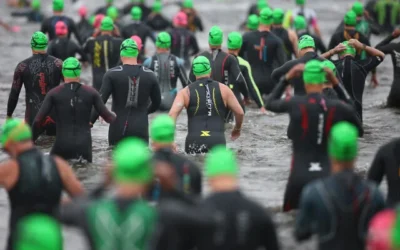 Des triathlètes entrent dans l'eau avant le début de l'épreuve de natation de l'IRONMAN Canada-Ottawa 2026, le 2 août 2026 à Ottawa, Ontario, Canada. (Vaughn Ridley/Getty Images pour Ironman/AFP)