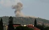 De la fumée s'élevant du site des frappes israéliennes qui ont visé les sommets de la chaîne montagneuse stratégique d'Ali Taher, sur une photo prise depuis la région de Nabatieh, au sud du Liban, le 14 août 2026. (Crédit : AFP)