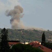 De la fumée s'élevant du site des frappes israéliennes qui ont visé les sommets de la chaîne montagneuse stratégique d'Ali Taher, sur une photo prise depuis la région de Nabatieh, au sud du Liban, le 14 août 2026. (Crédit : AFP)