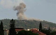 De la fumée s'élevant du site des frappes israéliennes qui ont visé les sommets de la chaîne montagneuse stratégique d'Ali Taher, sur une photo prise depuis la région de Nabatieh, au sud du Liban, le 14 août 2026. (Crédit : AFP)