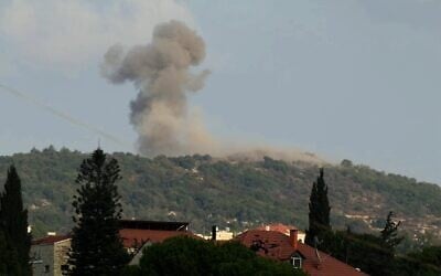 De la fumée s'élevant du site des frappes israéliennes qui ont visé les sommets de la chaîne montagneuse stratégique d'Ali Taher, sur une photo prise depuis la région de Nabatieh, au sud du Liban, le 14 août 2026. (Crédit : AFP) De la fumée s'élevant du site des frappes israéliennes qui ont visé les sommets de la chaîne montagneuse stratégique d'Ali Taher, sur une photo prise depuis la région de Nabatieh, au sud du Liban, le 14 août 2026. (Crédit : AFP)