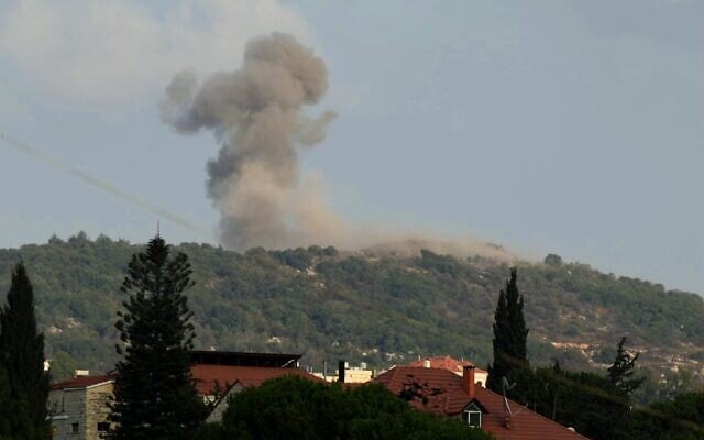 De la fumée s'élevant du site des frappes israéliennes qui ont visé les sommets de la chaîne montagneuse stratégique d'Ali Taher, sur une photo prise depuis la région de Nabatieh, au sud du Liban, le 14 août 2026. (Crédit : AFP)