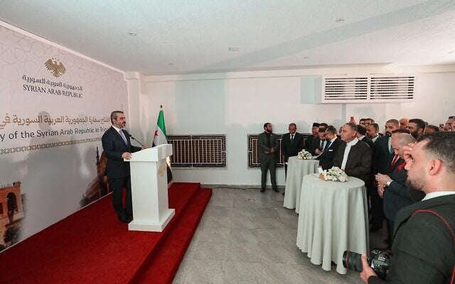 Le ministre des Affaires étrangères par intérim de la Syrie, Asaad Shaibani (à gauche), prononce un discours lors de l'inauguration de l'ambassade de Syrie dans le quartier d'Al-Nofleen à Tripoli, le 30 août 2026. (Crédit : Mahmud Turkia/AFP)