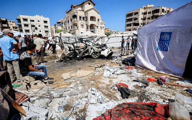 Des personnes se rassemblent près d'un véhicule détruit à la suite d'une frappe israélienne dans le quartier de Rimal, à Gaza City, le 1er septembre 2026. (Omar AL-QATTAA/AFP)