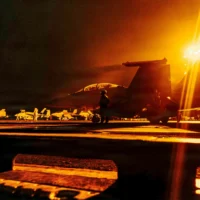 Un F/A-18 Super Hornet affecté au Strike Fighter Squadron (VFA) 195 se prépare au décollage sur le pont d’envol du porte-avions de classe Nimitz USS George Washington (CVN 73), le 29 août 2026. (Crédit : US NAVY/AFP)