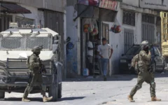 Des soldats israéliens mènent une opération dans le camp d'Askar, à l'est de Naplouse, en Cisjordanie, le 4 septembre 2026. (Crédit: JAAFAR ASHTIYEH/AFP)