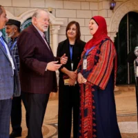 L'ambassadeur américain en Israël, Mike Huckabee, est accueilli par des membres de la municipalité locale à son arrivée chez un résident américano-palestinien agressé à deux reprises et qui affirme être victime de harcèlement constant de la part de partisans israéliens du mouvement pro-implantation dans la ville de Turmus Ayya, située en Cisjordanie, le 5 septembre 2026. (Crédit: John Wessels/AFP)
