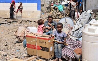 Des enfants regardant des déplacés internes yéménites, ayant fui leurs foyers en raison de la reprise des affrontements entre les forces gouvernementales yéménites soutenues par l'Arabie saoudite et les terroristes houthis du Yémen, décharger leurs affaires et installer des abris de fortune dans la région d'al-Kadah, dans le gouvernorat de Taïz, au sud-ouest du Yémen, le 6 septembre 2026. (Crédit : Ahmad al-Basha/AFP)