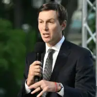 Jared Kushner, gendre du président américain Donald Trump, s’exprimant lors d’une conférence de presse conjointe avec le président ukrainien à l’issue de leurs entretiens, à Kiev, le 6 septembre 2026, dans le contexte de l’invasion russe de l’Ukraine. (Crédit : Genya Savilov /AFP)