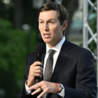 Jared Kushner, gendre du président américain Donald Trump, s'exprimant lors d'une conférence de presse conjointe avec le président ukrainien à l'issue de leurs entretiens, à Kiev, le 6 septembre 2026. (Crédit : Genya Savilov/AFP)