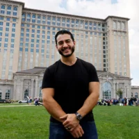 Abdul El-Sayed, candidat démocrate au Sénat américain pour le Michigan, pose pour une photo lors du défilé de la Fête du Travail à Détroit, dans le Michigan, le 7 septembre 2026. (Crédit : Jeff Kowalsky/AFP)