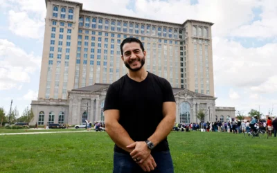 Abdul El-Sayed, candidat démocrate au Sénat américain pour le Michigan, pose pour une photo lors du défilé de la Fête du Travail à Détroit, dans le Michigan, le 7 septembre 2026. (Crédit : Jeff Kowalsky/AFP)