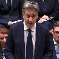 Sur cette capture d'écran extraite d'une vidéo diffusée par l'Unité d'enregistrement parlementaire britannique (PRU) via le site Internet de Parliament TV à la Chambre des communes le 8 septembre 2026, le ministre britannique des Affaires étrangères, Ed Miliband, prononce un discours sur l'interdiction d'importer des marchandises provenant des implantations de Cisjordanie. (Crédit : PRU/AFP)