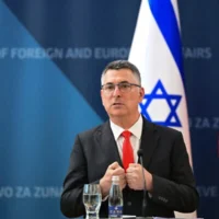 Le ministre des Affaires étrangères Gideon Saar s'exprimant lors d'une conférence de presse conjointe avec le ministre slovène des Affaires étrangères (hors champ) avant l'inauguration de l'ambassade d'Israël en Slovénie, à Ljubljana, le 9 septembre 2026. (Crédit : Martin Metelko/AFP)