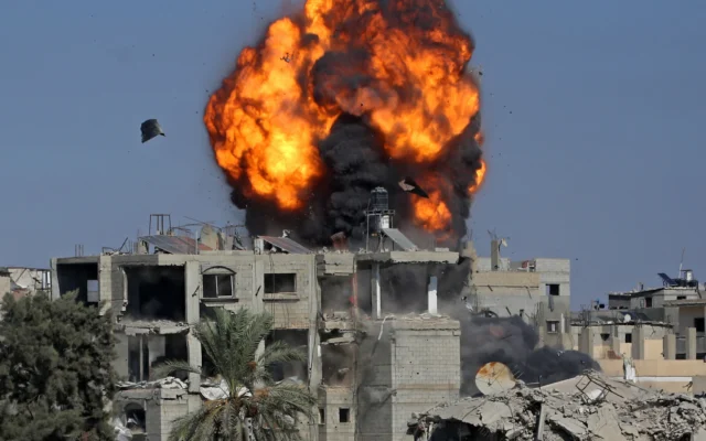 De la fumée et des flammes s’élevant après qu'une maison a été touchée par une frappe israélienne à Khan Younès, dans le sud de la bande de Gaza, le 9 septembre 2026. (Crédit : Bashar Taleb/AFP)