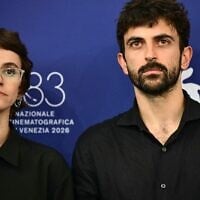 La journaliste et réalisatrice Rachel Szor ainsi que le journaliste et cinéaste israélien Yuval Abraham assistent à la séance photo du film « Naza », présenté en compétition lors de la 83e édition du Festival international du film de Venise, au Lido de Venise, le 10 septembre 2026. (Crédit : Stefano Rellandini/AFP)