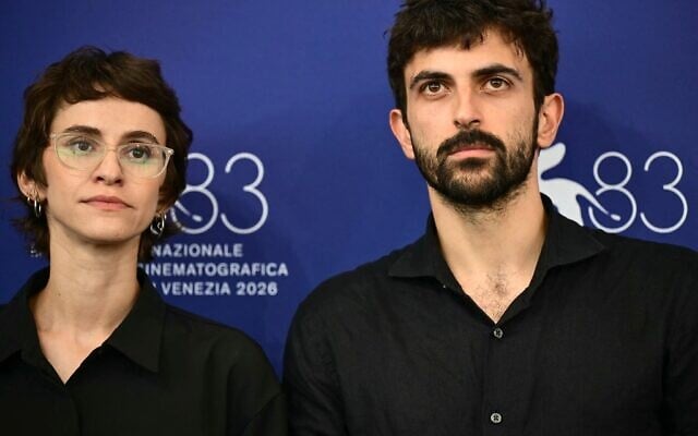La journaliste et réalisatrice Rachel Szor ainsi que le journaliste et cinéaste israélien Yuval Abraham assistent à la séance photo du film « Naza », présenté en compétition lors de la 83e édition du Festival international du film de Venise, au Lido de Venise, le 10 septembre 2026. (Crédit : Stefano Rellandini/AFP)
