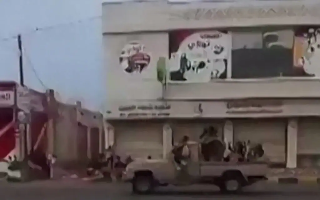 Cette capture d'écran, tirée d'images réalisées par des utilisateurs et publiées sur les réseaux sociaux le 10 septembre 2026, montre des combattants houthis dans la ville portuaire stratégique de Mokha, au Yémen, située au bord de la mer Rouge. (Crédit: sources diverses/AFP)