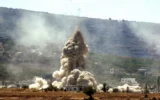 Cette photographie, prise depuis le village d'al-Haniyya, au sud du Liban, montre la fumée qui s'élève du site d'une frappe aérienne israélienne ayant ciblé le village d'al-Mansouri le 10 septembre 2026. (Kawnat HAJU/AFP)