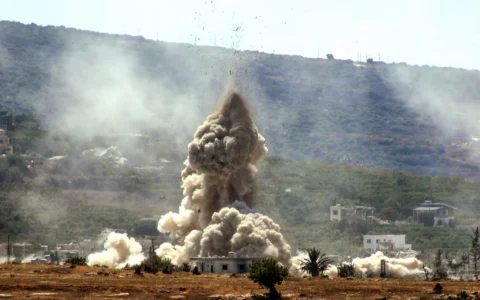 Cette photographie, prise depuis le village d'al-Haniyya, au sud du Liban, montre la fumée qui s'élève du site d'une frappe aérienne israélienne ayant ciblé le village d'al-Mansouri le 10 septembre 2026. (Kawnat HAJU/AFP)