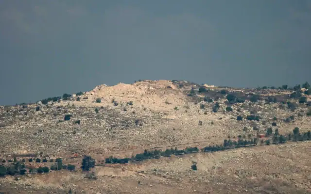 Une photographie prise depuis la localité de Marjayoun, dans le sud du Liban, montre les conséquences d'une opération de démolition menée par Israël sur la crête d'Ali al-Taher, qui a provoqué un tremblement de terre, le 11 septembre 2026 . (Crédit: AFP)