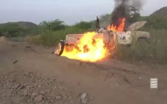 Sur cette capture d'écran, tirée d'une vidéo non datée diffusée le 12 septembre 2026 par le Centre de presse d'Ansarullah, un camion appartenant aux forces soutenues par l'Arabie saoudite en train de brûler après avoir été incendié par des terroristes houthis. (Crédit : CENTRE DE PRESSE D'ANSARULLAH/AFP)