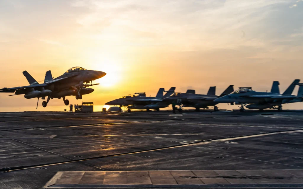 Cette photo diffusée par la Marine américaine le 13 septembre 2026 montre un F/A-18 Super Hornet, rattaché à l'escadron de chasse d'attaque (VFA) 102, atterrissant à bord du porte-avions de classe Nimitz USS George Washington (CVN 73) le 13 septembre 2026. (Crédit : Bureau d'information de la Marine/AFP)
