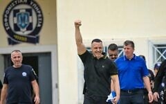 L'ancien porte-parole du parti ultranationaliste grec Aube dorée, Ilias Kasidiaris, lève le poing pour saluer ses partisans après sa sortie de la prison de haute sécurité de Domokos, dans le centre de la Grèce, le 15 septembre 2026. (Crédit : Aris MESSINIS/AFP)