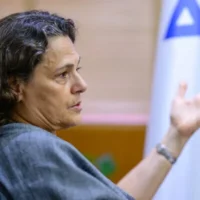 L'ambassadrice d'Israël en Thaïlande, Alona Fisher-Kamm, lors d'un entretien accordé à l'AFP, à l'ambassade d'Israël, à Bangkok, le 15 septembre 2026. (Crédit : Anthony Wallace/AFP)