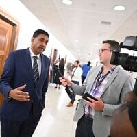 Le représentant Ro Khanna (démocrate de Californie) s'entretenant avec des journalistes avant que le sénateur américain Bernie Sanders (démocrate du Vermont) ne prenne la parole lors d'une réunion d'information sur l'intelligence artificielle (IA) destinée aux sénateurs, au Capitole, à Washington, le 16 septembre 2026. (Crédit : Roberto Schmidt/Getty Images/AFP)