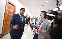 Le représentant Ro Khanna (démocrate de Californie) s'entretenant avec des journalistes avant que le sénateur américain Bernie Sanders (démocrate du Vermont) ne prenne la parole lors d'une réunion d'information sur l'intelligence artificielle (IA) destinée aux sénateurs, au Capitole, à Washington, le 16 septembre 2026. (Crédit : Roberto Schmidt/Getty Images/AFP)