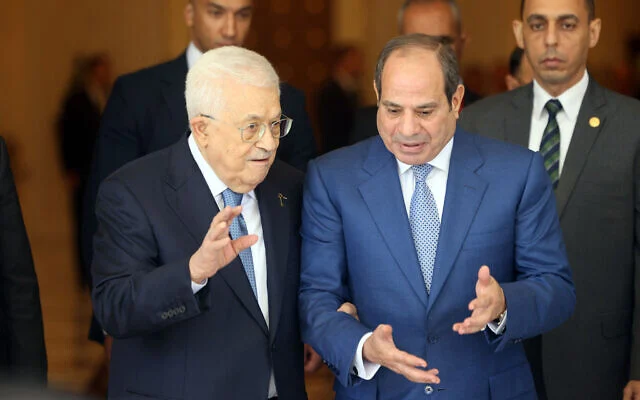 Le président égyptien Abdel Fattah al-Sissi (à droite) recevant le dirigeant de l’Autorité palestinienne, Mahmoud Abbas, lors d’une rencontre au Caire, le 16 septembre 2026. (Crédit : Thaer Ghanaim/PPO/AFP)