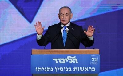 Le Premier ministre Benjamin Netanyahu prend la parole lors d'un meeting électoral organisé par son parti, le Likud, à Tel Aviv, le 17 septembre 2026. (Crédit : Jack GUEZ/AFP)
