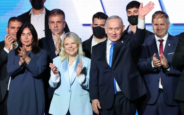 Le Premier ministre Benjamin Netanyahu, 2ème à droite, salue la foule aux côtés de son épouse Sara, 2ème à gauche, alors qu’ils se tiennent sur scène avec des députés et des ministres du Likud lors d’un meeting électoral à Tel Aviv, le 17 septembre 2026. (Crédit: Jack GUEZ/AFP)
