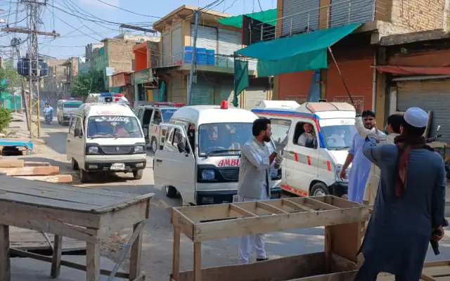 Des ambulances sur le site d’une explosion près du quartier général de la police à Kohat, dans la province pakistanaise du Khyber Pakhtunkhwa, le 18 septembre 2026. (Crédit: Basit SHAH/AFP)