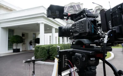 Une caméra de télévision est braquée sur l’aile ouest de la Maison Blanche à Washington, DC, le 18 septembre 2026. (Crédit: SAUL LOEB/AFP)