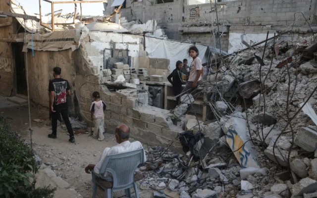 Des Palestiniens déplacés se rassemblent parmi les décombres d’un bâtiment fortement endommagé servant d’abri à Khan Younis, dans le sud de la bande de Gaza, le 19 septembre 2026. (Crédit: Bashar Taleb/AFP)