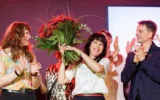 Elif Eralp, tête de liste du parti Die Linke (Parti de gauche), célébrant sa victoire sur scène après l'annonce des résultats des sondages à la sortie des urnes lors des élections régionales de Berlin, au Festsaal Kreuzberg, le 20 septembre 2026. (Crédit : Jens Schlüeter/AFP)