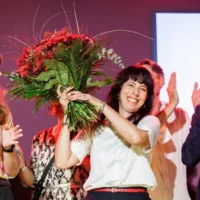 Elif Eralp, tête de liste du parti Die Linke (Parti de gauche), célébrant sa victoire sur scène après l'annonce des résultats des sondages à la sortie des urnes lors des élections régionales de Berlin, au Festsaal Kreuzberg, le 20 septembre 2026. (Crédit : Jens Schlüeter/AFP)