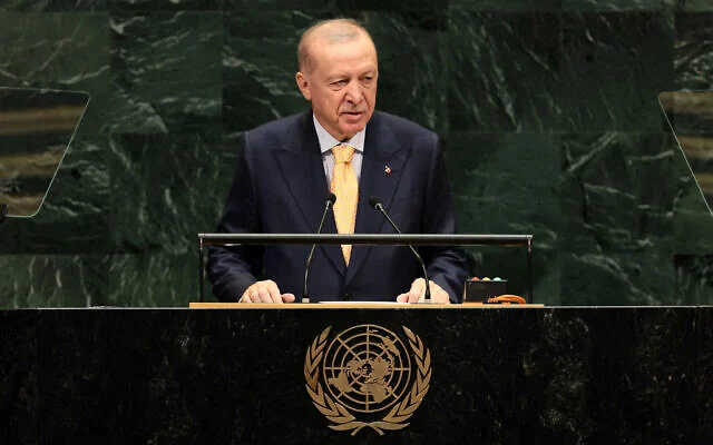 Le président turc Recep Tayyip Erdogan s'exprimant lors de la 81ᵉ session de l'Assemblée générale des Nations unies, au siège de l'ONU, à New York, le 22 septembre 2026. (Crédit : Michael M. Santiago/Getty Images/AFP)