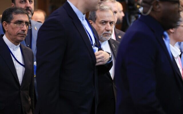 Le ministre iranien des Affaires étrangères, Abbas Araghchi (au centre), arrivant pour la81ᵉ session de l'Assemblée générale des Nations unies au siège des Nations unies, le 22 septembre 2026. (Crédit : Charly Triballeau/AFP) Le ministre iranien des Affaires étrangères, Abbas Araghchi (au centre), arrivant pour la81ᵉ session de l'Assemblée générale des Nations unies au siège des Nations unies, le 22 septembre 2026. (Crédit : Charly Triballeau/AFP)