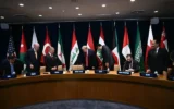 Le président américain Donald Trump (au centre) participant à une réunion multilatérale du Conseil de coopération du Golfe (CCG) aux côtés de (de gauche à droite) le Premier ministre irakien Ali al-Zaid, le président turc Recep Tayyip Erdogan, le roi Abdallah II de Jordanie, l’émir du Qatar Tamim ben Hamad al-Thani et le président syrien Ahmed al-Sharaa, en marge de la 81ᵉ Assemblée générale des Nations unies, à New York, le 22 septembre 2026. (Crédit : Brendan Smialowski/AFP)