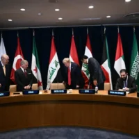 Le président américain Donald Trump (au centre) participant à une réunion multilatérale du Conseil de coopération du Golfe (CCG) aux côtés de (de gauche à droite) le Premier ministre irakien Ali al-Zaid, le président turc Recep Tayyip Erdogan, le roi Abdallah II de Jordanie, l’émir du Qatar Tamim ben Hamad al-Thani et le président syrien Ahmed al-Sharaa, en marge de la 81ᵉ Assemblée générale des Nations unies, à New York, le 22 septembre 2026. (Crédit : Brendan Smialowski/AFP)