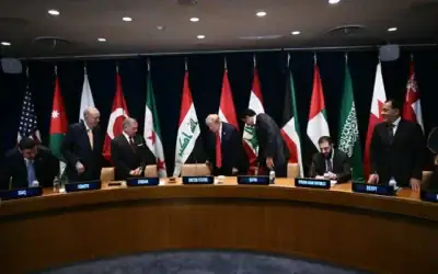 Le président américain Donald Trump (au centre) participant à une réunion multilatérale du Conseil de coopération du Golfe (CCG) aux côtés de (de gauche à droite) le Premier ministre irakien Ali al-Zaid, le président turc Recep Tayyip Erdogan, le roi Abdallah II de Jordanie, l’émir du Qatar Tamim ben Hamad al-Thani et le président syrien Ahmed al-Sharaa, en marge de la 81ᵉ Assemblée générale des Nations unies, à New York, le 22 septembre 2026. (Crédit : Brendan Smialowski/AFP) Le président américain Donald Trump (au centre) participant à une réunion multilatérale du Conseil de coopération du Golfe (CCG) aux côtés de (de gauche à droite) le Premier ministre irakien Ali al-Zaid, le président turc Recep Tayyip Erdogan, le roi Abdallah II de Jordanie, l’émir du Qatar Tamim ben Hamad al-Thani et le président syrien Ahmed al-Sharaa, en marge de la 81ᵉ Assemblée générale des Nations unies, à New York, le 22 septembre 2026. (Crédit : Brendan Smialowski/AFP)