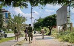 Des membres du Front de libération du peuple du Tigré (TPLF) marchant le long d'une route principale à Mekelle, le 23 septembre 2026, alors que les tensions s'intensifient dans le nord de l'Éthiopie après que les rebelles tigréens ont pris le contrôle des aéroports de la région. (Crédit : AFP)